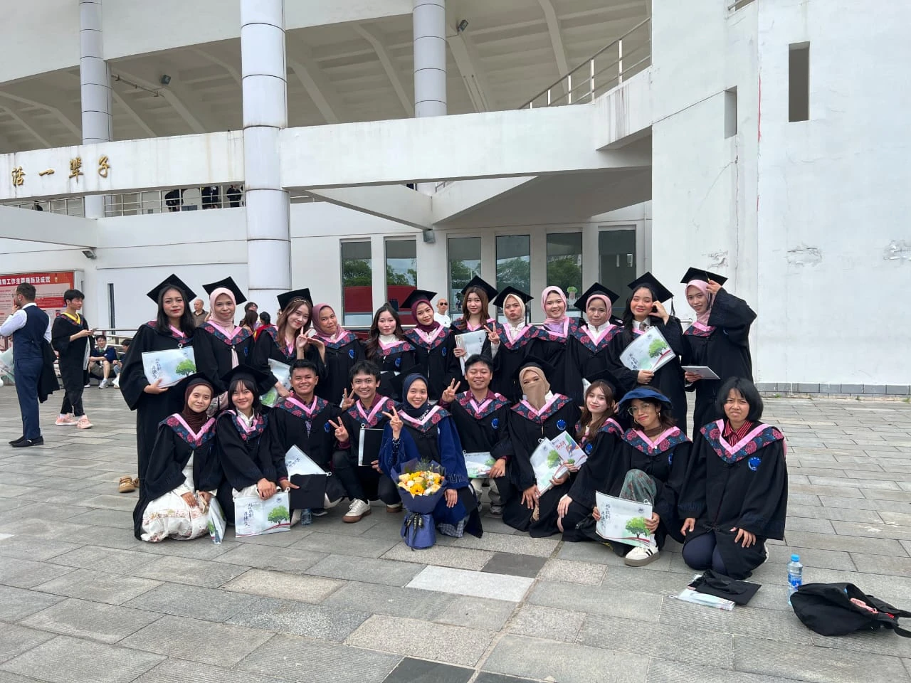 Kebanggaan Unhas di Nanchang: Momen Bahagia Wisudawan Program 2+2. Kredit: Program Studi Bahasa Mandarin dan Kebudayaan Tiongkok (BMKT), Unhas.